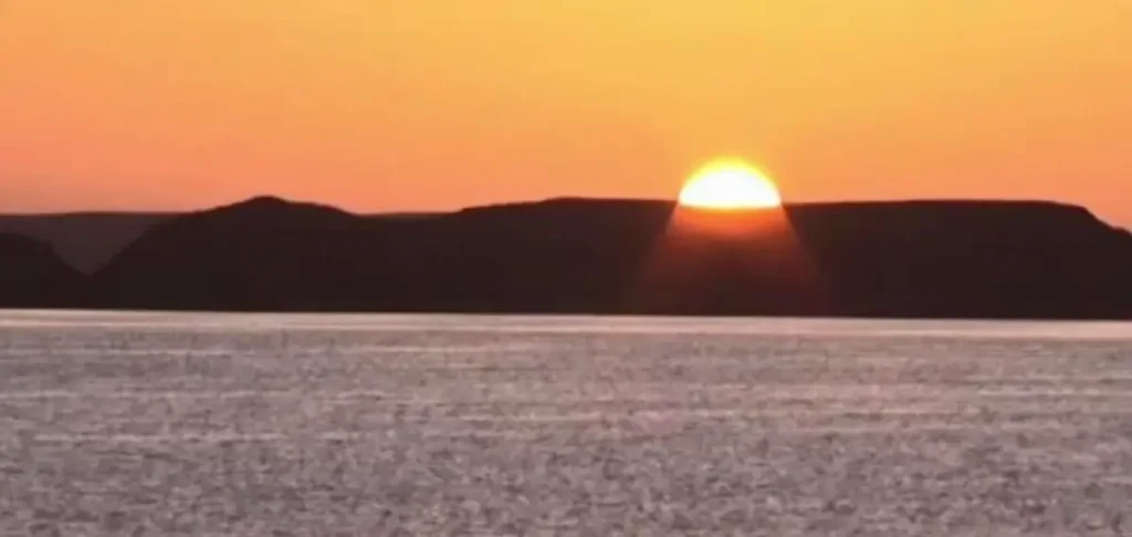 Lever du Soleil lors de l’alignement solaire d’Abou Simbel en Égypte
