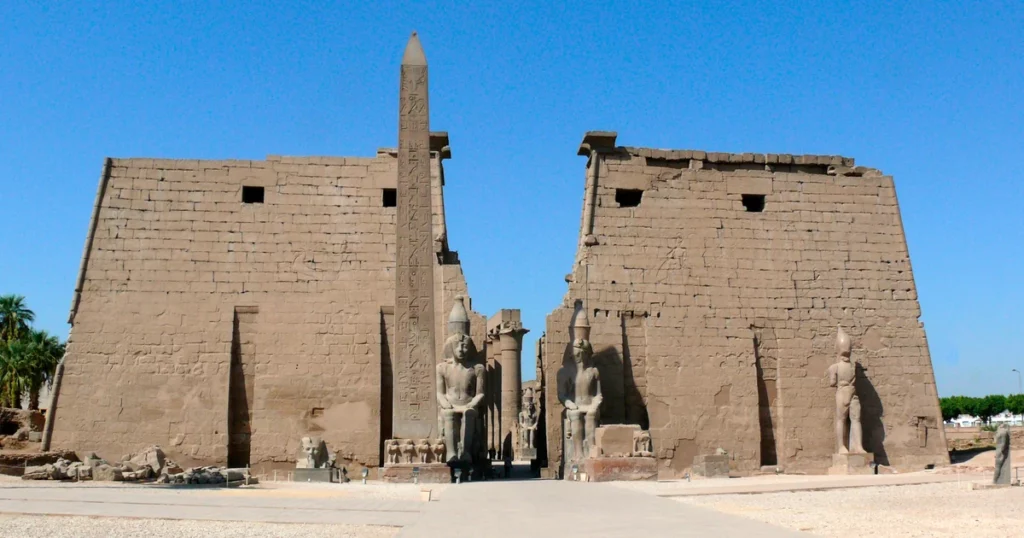 Temple de Louxor illustrant les recherches de Sorian Kheper sur l’Égypte ancienne et la théurgie