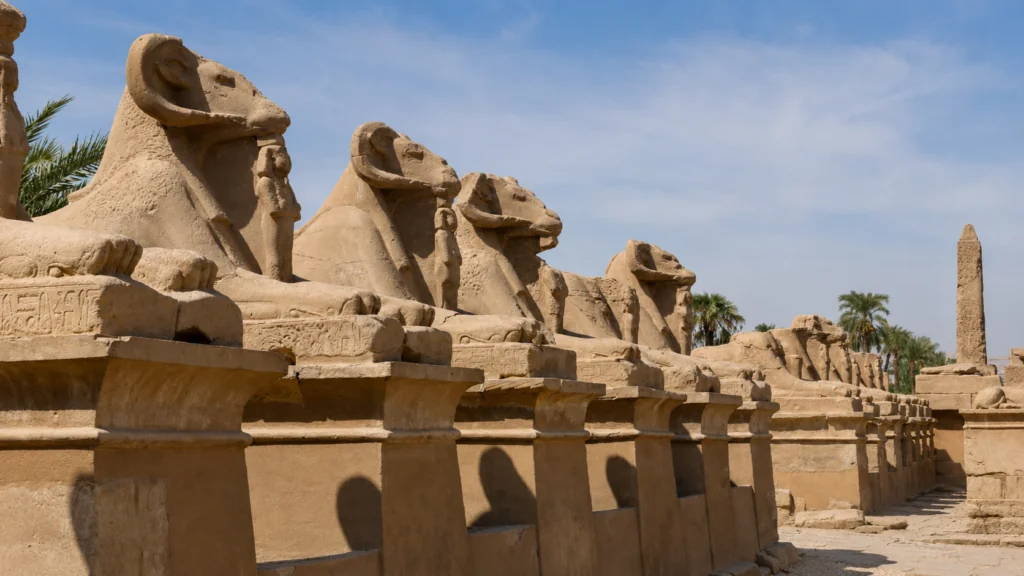 Temple d’Edfou en Égypte, sanctuaire dédié au dieu Horus